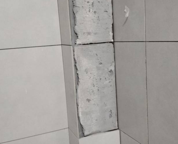 庆云瓷砖空鼓维修公司分享下瓷砖施工前基层浇水润湿程度不足，可能导致以下问题