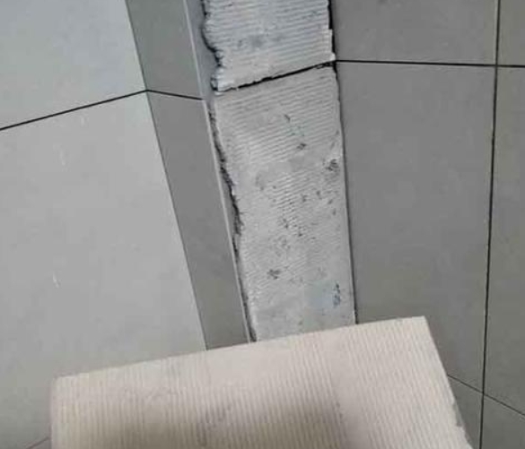庆云瓷砖空鼓维修公司分享下厨房瓷砖脱落的补救措施。